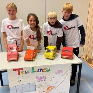 Bilde av elever på Brekkåsen skole som har laget biler til årets rally. Foto: Brekkåsen skole