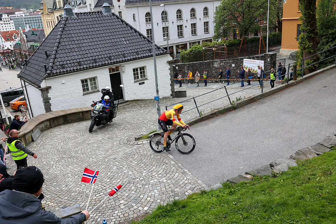 Rasmus Tiller fra Uno-X starter her på de bratte svingene opp fra Fløibanens nedre stasjon. (Alle foto: Arne Dag Myking)