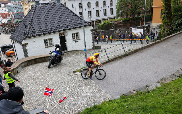 Rasmus Tiller fra Uno-X starter her på de bratte svingene opp fra Fløibanens nedre stasjon. (Alle foto: Arne Dag Myking)