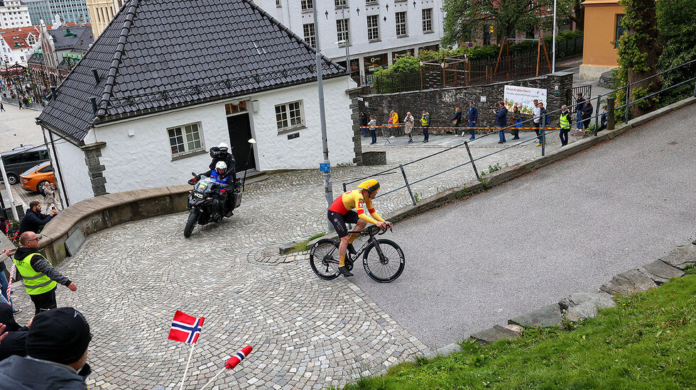 Syklist oppover fra Vetrlidsalmenningen i Bergen