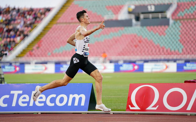 Jakob Ingebrigtsen hadde så stort forsprang at han kunne juble for seieren før han passerte målstreken. (Foto: Matthew Quine for Diamond League AG)