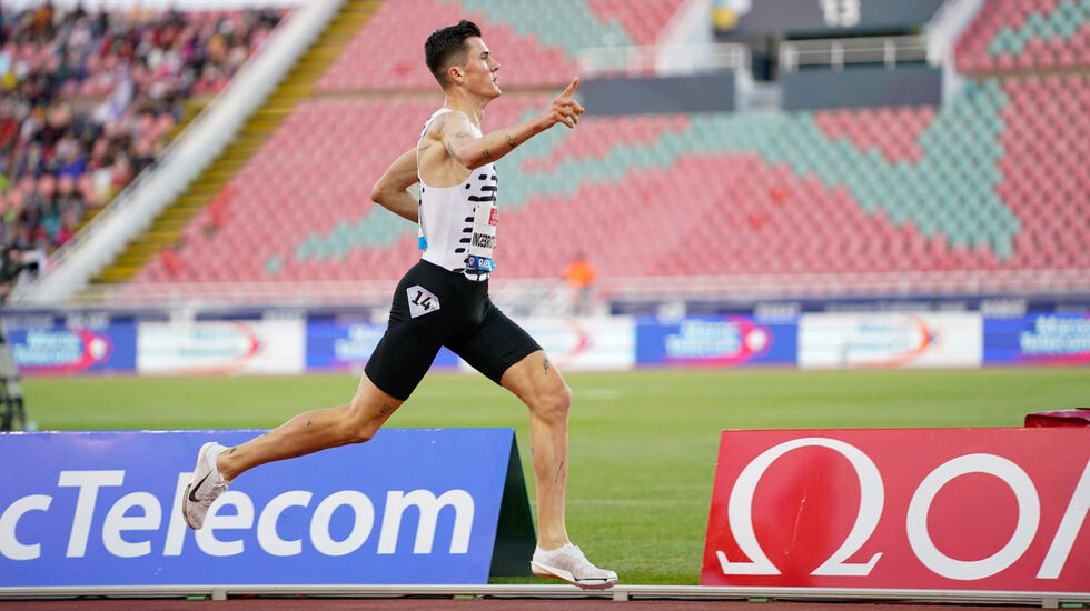 Jakob Ingebrigtsen hadde så stort forsprang at han kunne juble for seieren før han passerte målstreken. (Foto: Matthew Quine for Diamond League AG)
