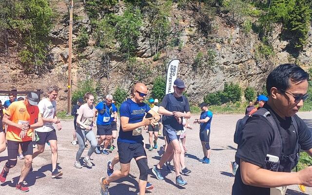Fra fellesstarten ved Rustadsaga siste løpsdag av Nøklevann Rundt (Foto: Oslo Løpsfestival/facebook)