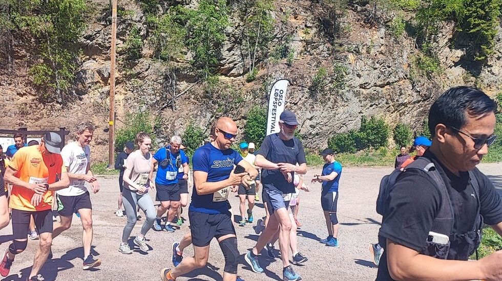 Fra fellesstarten ved Rustadsaga siste løpsdag av Nøklevann Rundt (Foto: Oslo Løpsfestival/facebook)