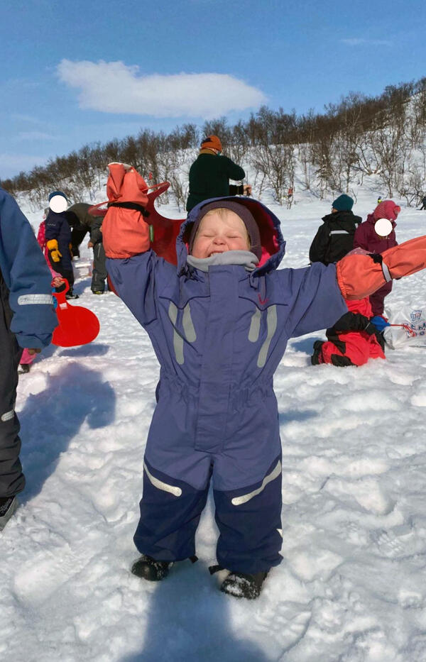 Lite barn som smiler mot sola