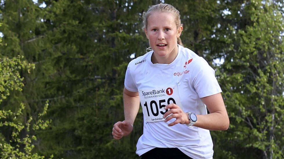 Karoline Simpson-Larsen fra Vargar IL gjorde et fenomenalt løp, og var hele 44 sekunder foran nest raskeste kvinne, Oline Vestad fra Vågå IL. Bare 10 menn løp raskere enn Simpson-Larsen i det 5,7 km lange terrengløpet.