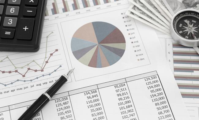 illustrasjon av penn over papirer med tall skrevet i tabell