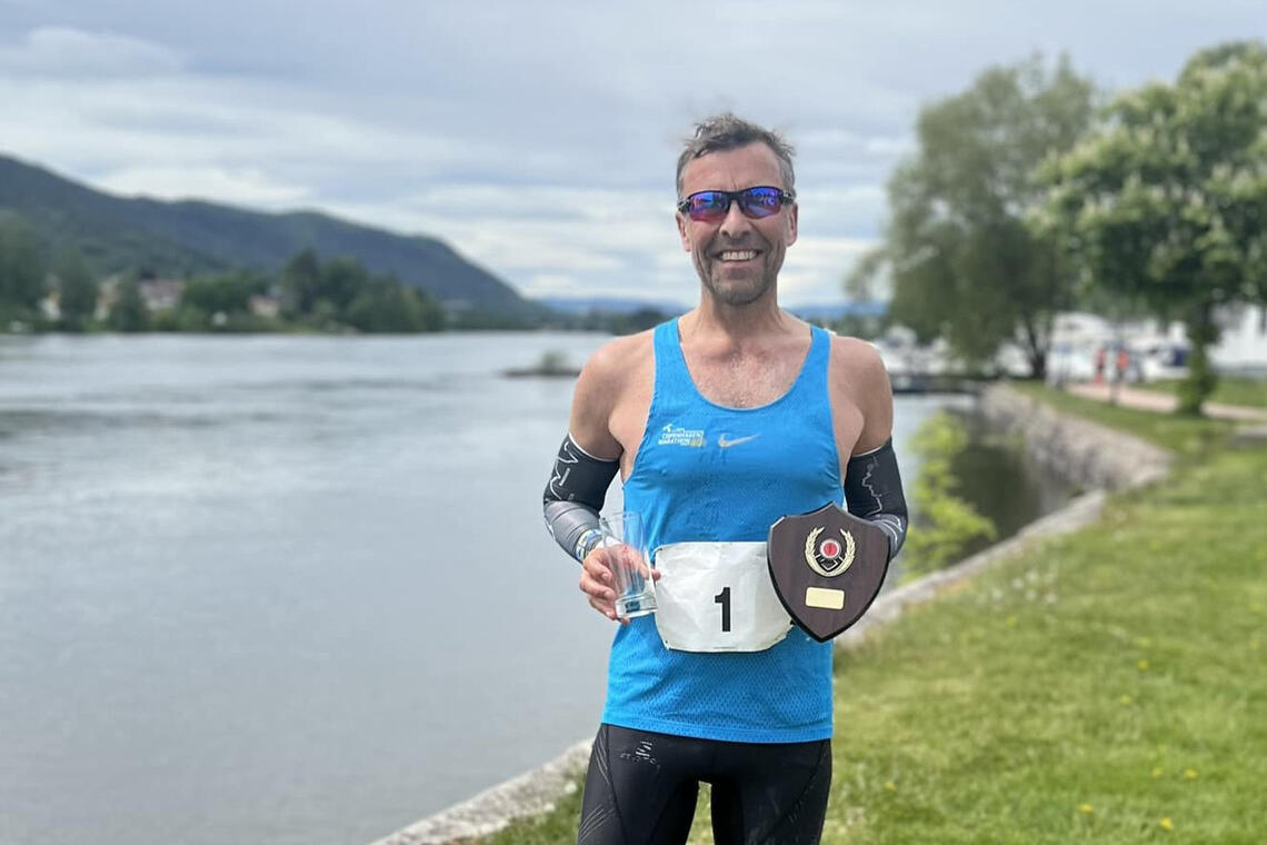 Svein Erik Bakke med det synlige beviset på seier i Kickmaster Ultramaraton (Foto: arrangør)