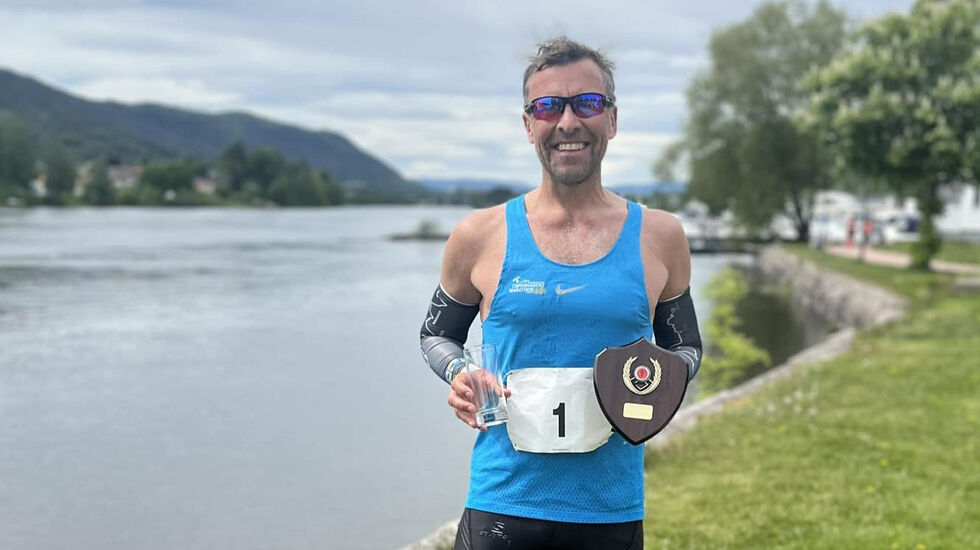 Svein Erik Bakke med det synlige beviset på seier i Kickmaster Ultramaraton (Foto: arrangør)