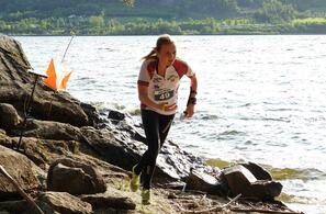 Henriette Berg som ble vinner av D17-20 i årets tredje løp i Nammocupen stempler helt nede i Mjøskanten. (Foto: Stein Arne Negård)