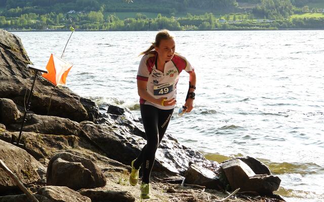 Henriette Berg, vinner av D17-20 i årets tredje løp i Nammo-cupen, stempler helt nede i Mjøskanten. (Foto: Stein Arne Negård)