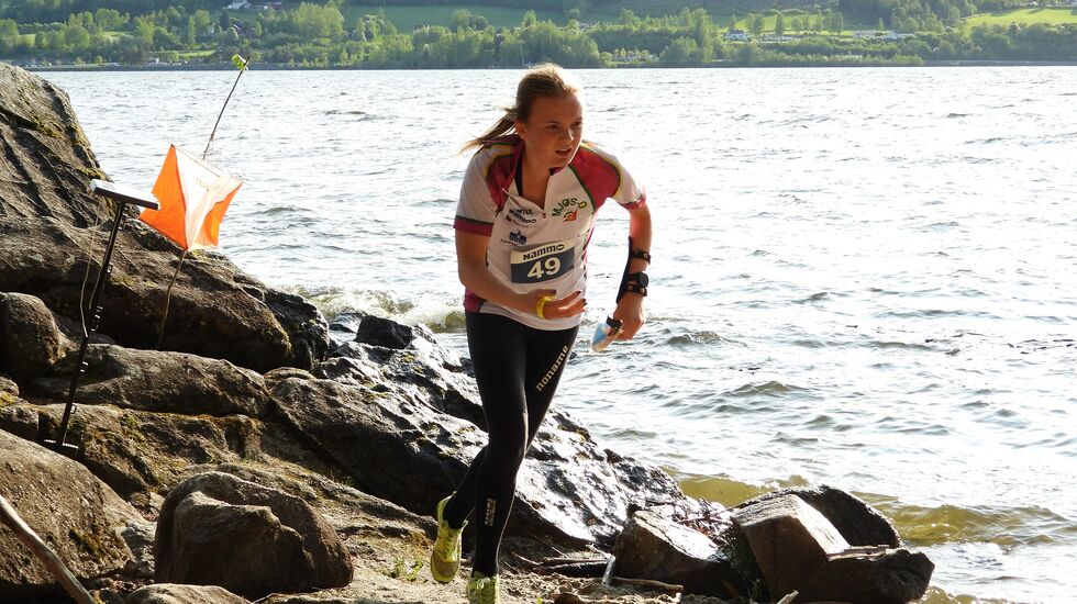 Henriette Berg, vinner av D17-20 i årets tredje løp i Nammo-cupen, stempler helt nede i Mjøskanten. (Foto: Stein Arne Negård)