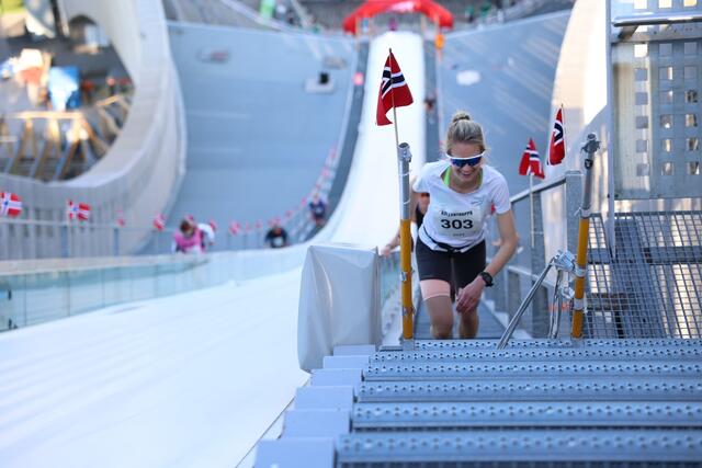 Kollentrappa 2023 var fulltegnet, og deltakerne fikk nydelig vær i Kollen. Margrethe Gjone har krefter til å koste på seg et smil når hun snart er på toppen. (Foto: Tom-Arild Hansen)