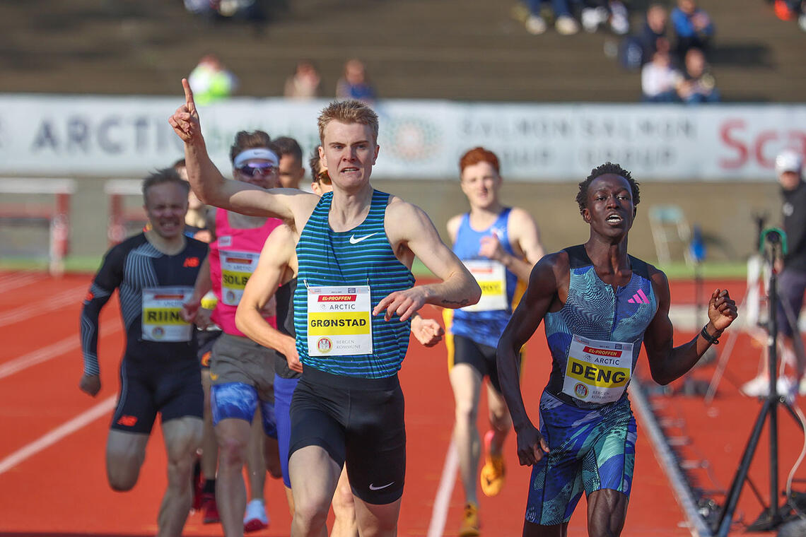 Tobias Grønstad løp et herlig disponert løp, og tok seieren på 800 meter. (Foto: Arne Dag Myking)