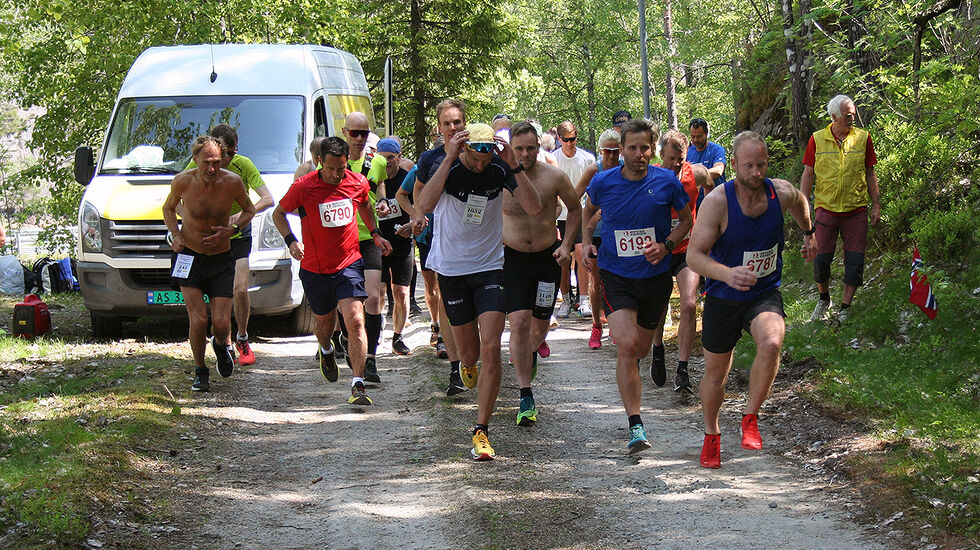 Fra starten på Stemmen klokken 13.00. (Foto: Sverre Larsen)