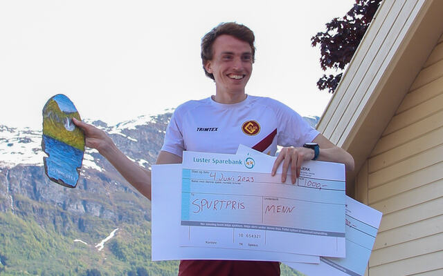 Marius Vedvik, IL Gular, med sjekk for spurtpris, bestetid i mål, ny løyperekord og håndmålt helle for å vinne sin klasse. (Foto: Svein Tore Heltne)