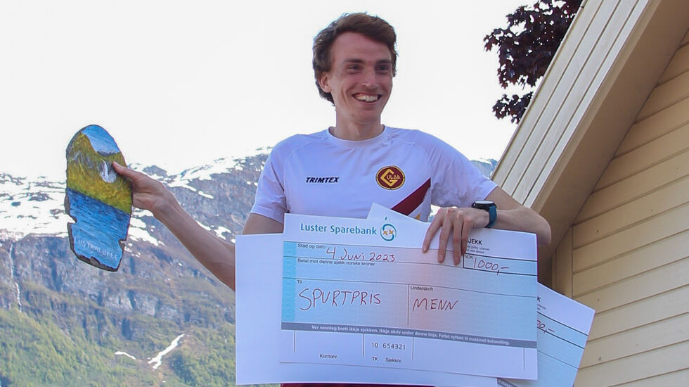 Marius Vedvik, IL Gular, med sjekk for spurtpris, bestetid i mål, ny løyperekord og håndmålt helle for å vinne sin klasse. (Foto: Svein Tore Heltne)