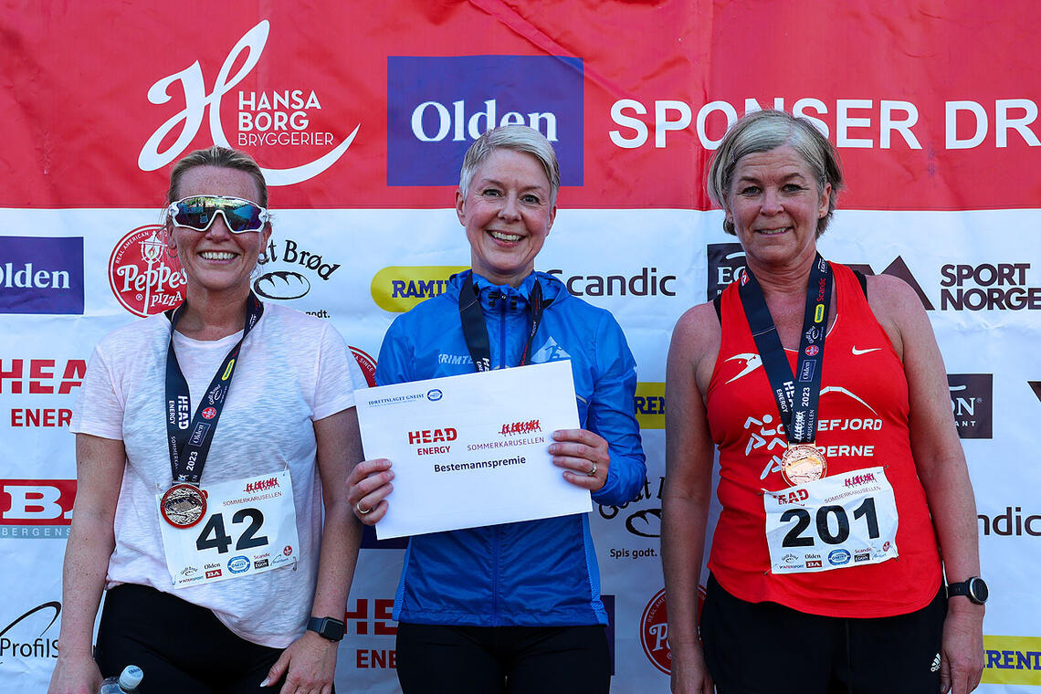 Premiepallen kvinner 10 km: Hege Bussesund, Cecilie Pernille Thomassen og Karianne Jørgensen. (Alle foto: Arne Dag Myking)