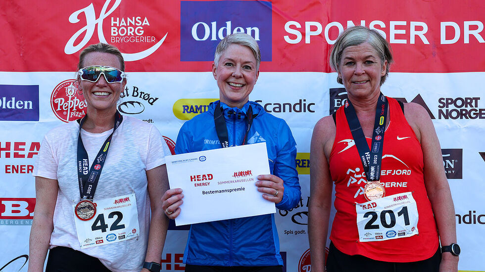 Premiepallen kvinner 10 km: Hege Bussesund, Cecilie Pernille Thomassen og Karianne Jørgensen. (Alle foto: Arne Dag Myking)
