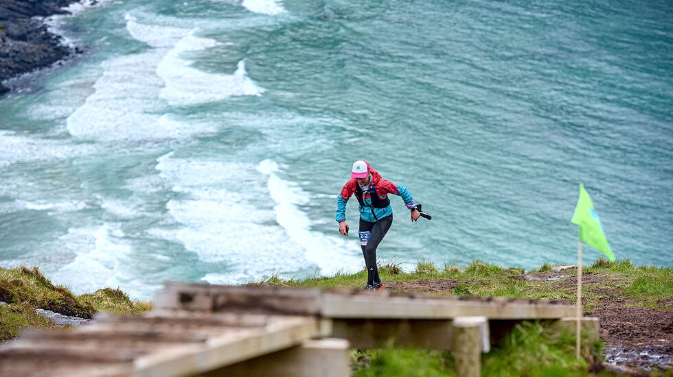 Deltagerne beveget seg gjennom den dramatisk naturen i Lofoton. (Foto: Ian Corless)