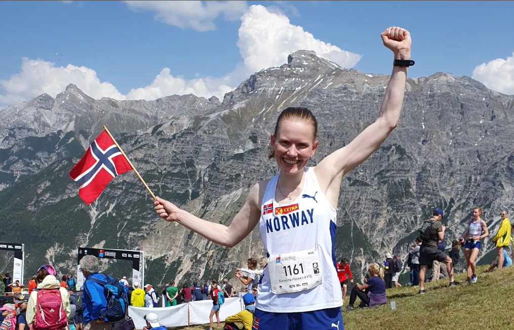 Karoline Holsen Kyte jubler for sin beste internasjonale prestasjon fem måneder etter fødsel. (Foto: Norwegian Mountainrunning sin Instagramkonto)