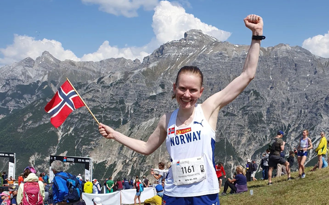 Karoline Holsen Kyte jubler for sin beste internasjonale prestasjon fem måneder etter fødsel. (Foto: Norwegian Mountainrunning sin Instagramkonto)
