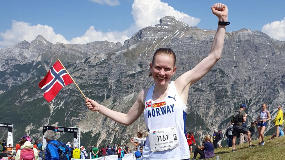 Karoline Holsen Kyte jubler for sin beste internasjonale prestasjon fem måneder etter fødsel. (Foto: Norwegian Mountainrunning sin Instagramkonto)