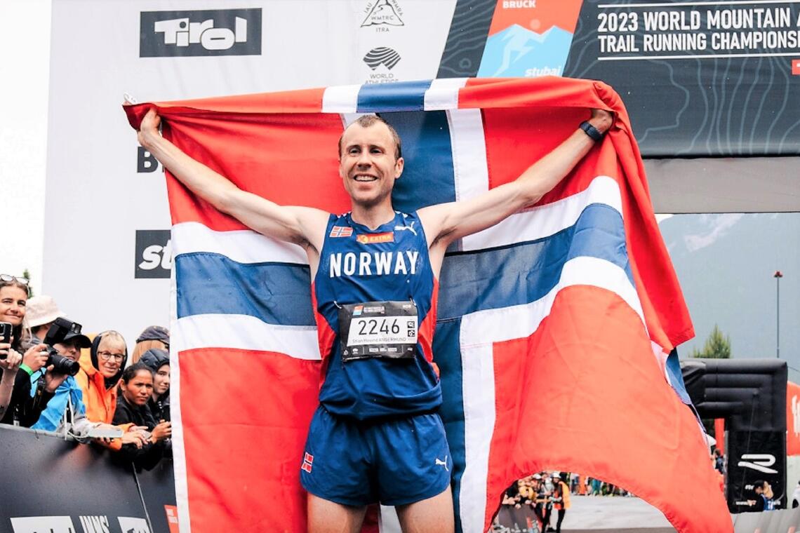 Stian Hovind Angermund kunne heve det norske flagget etter å ha forsvart VM-tittelen. (Foto fra mesterskapets facebookside)