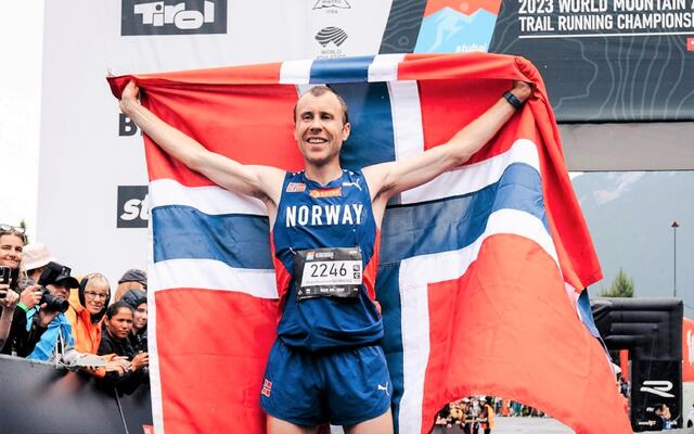 Stian Hovind Angermund kunne heve det norske flagget etter å ha forsvart VM-tittelen. (Foto fra mesterskapets facebookside)