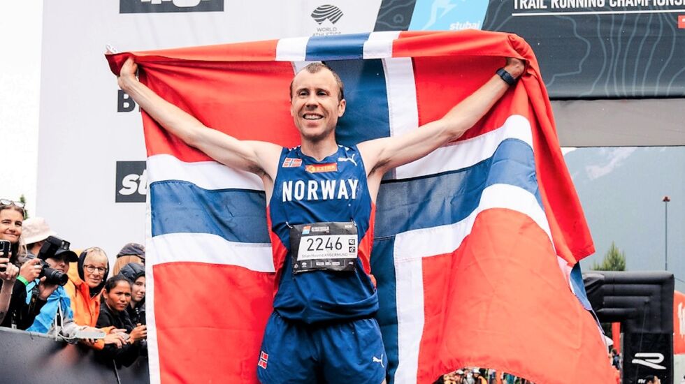 Stian Hovind Angermund kunne heve det norske flagget etter å ha forsvart VM-tittelen. (Foto fra mesterskapets facebookside)