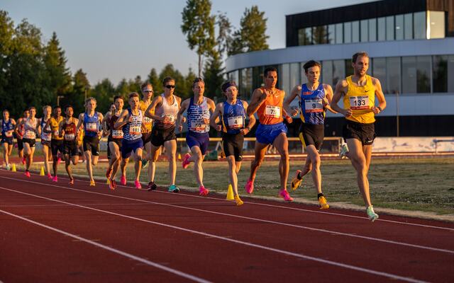 Magnus Tuv Myhre i rygg på fartsholder Žan Rudolf på Jessheim stadion torsdag kveld. (Foto: Samuel Hafsahl)
