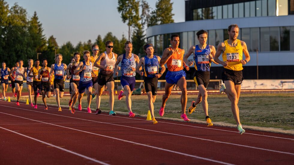 Magnus Tuv Myhre i rygg på fartsholder Žan Rudolf  på Jessheim stadion torsdag kveld. (Foto: Samuel Hafsahl)