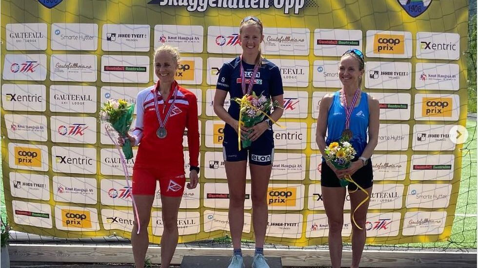 Premiepallen kvinner for Skuggenatten Opp, årets NM i motbakkeløp: Kristin Waaktaar Opland, Karoline Simpson-Larsen og Anita Iversen Lilleskare. (Foto: #teamelonvest)