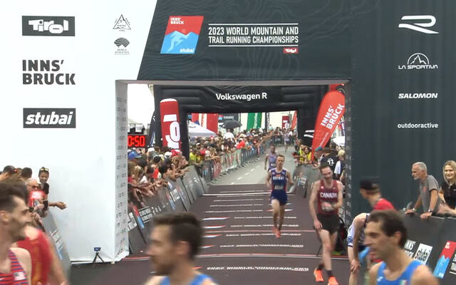 Johan Bugge løper i mål som beste norske mann på en 17. plass. (Foto fra mesterskapets streaming).