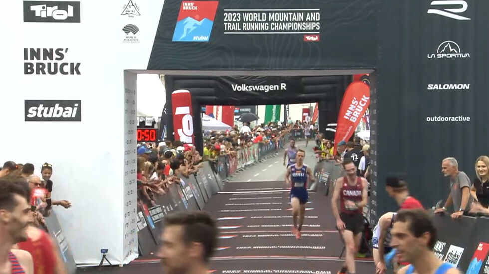 Johan Bugge løper i mål som beste norske mann på en 17. plass. (Foto fra mesterskapets streaming).