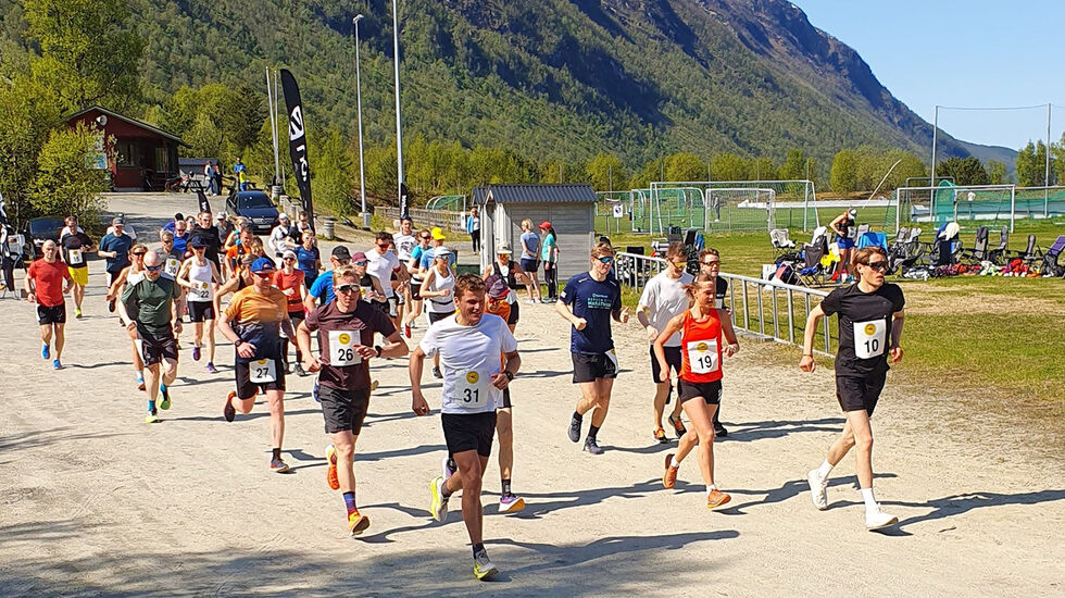 Spreke løpere gyver løs på en runde under Narvik Backyard Ultra. (Foto: Philip Moy Sund)