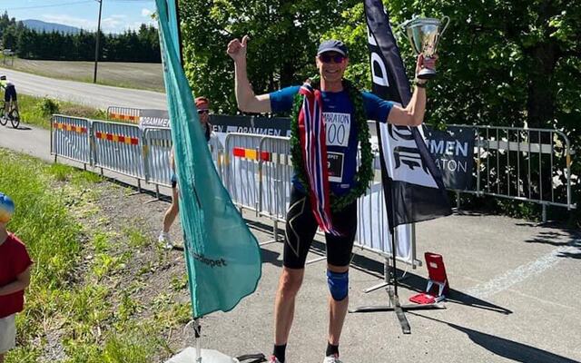 Ole Gandrud løp halvmaraton på Lier søndag. Det var hans deltakelse nummer 100 på distansen. (Foto: Arrangøren)