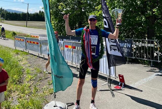 Ole Gandrud løp halvmaraton på Lier søndag. Det var hans deltakelse nummer 100 på distansen. (Foto: Arrangøren)