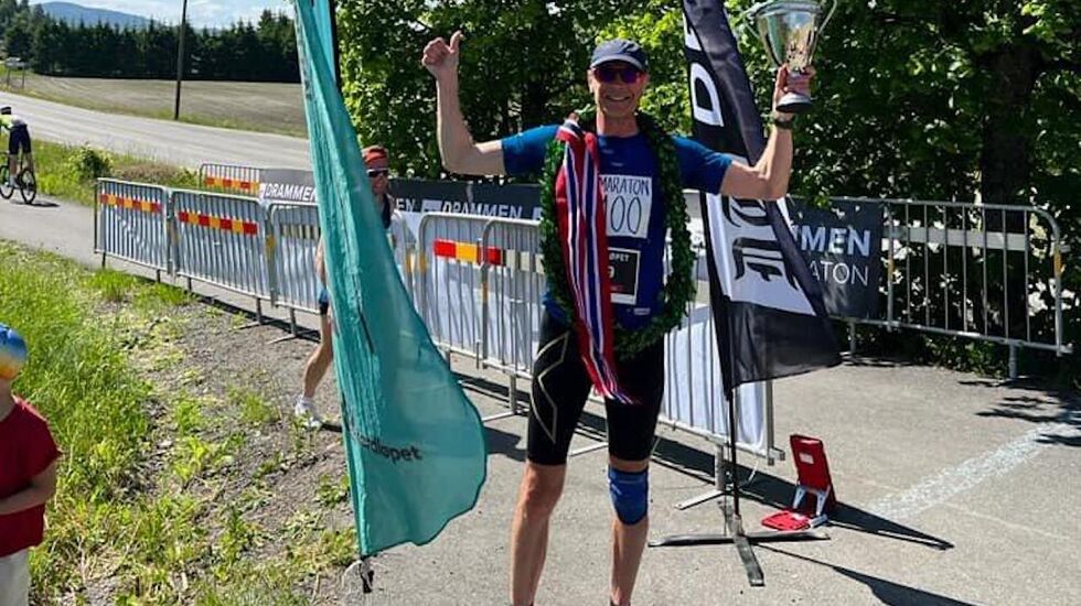 Ole Gandrud løp halvmaraton på Lier søndag. Det var hans deltakelse nummer 100 på distansen. (Foto: Arrangøren)