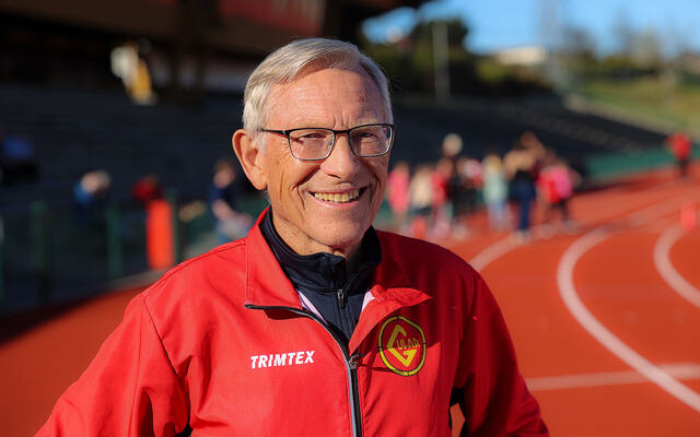 Arne Risa av 2023 er her på Fana Stadion der han vant 10 000 meter under NM i 1969. (Foto: Arne Dag Myking)