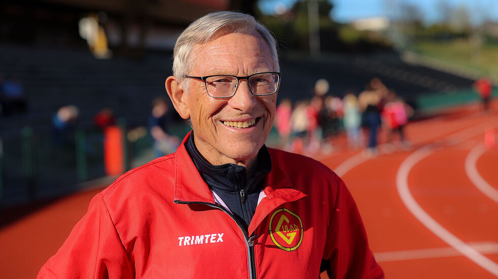 Arne Risa av 2023 er her på Fana Stadion der han vant 10 000 meter under NM i 1969. (Foto: Arne Dag Myking)