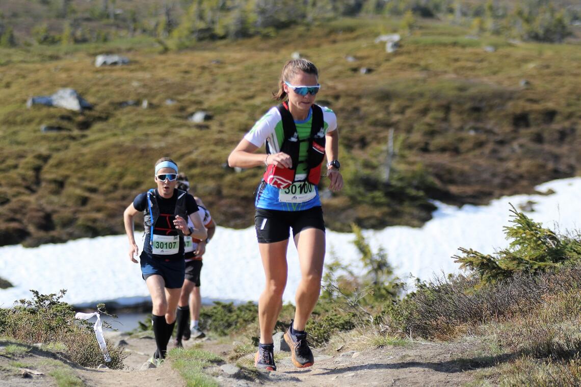 Ragnhild Haukåen opp vei opp til Lunkefjell etter 3 km. (Foto: Rolf Bakken)