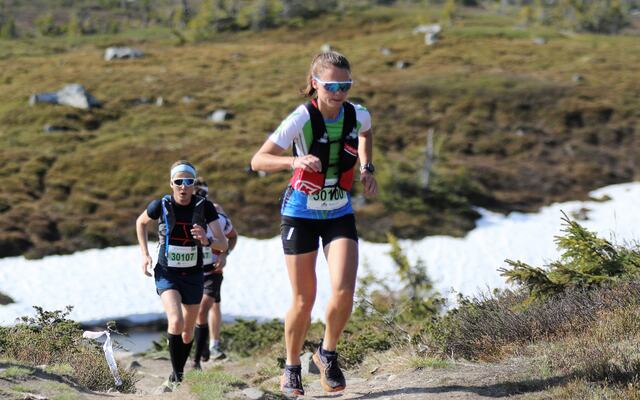 Ragnhild Haukåen opp vei opp til Lunkefjell etter 3 km. (Foto: Rolf Bakken)