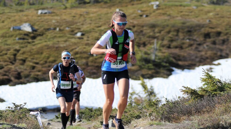 Ragnhild Haukåen opp vei opp til Lunkefjell etter 3 km. (Foto: Rolf Bakken)