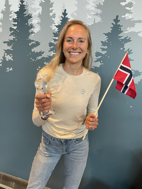 Sylvia Nordskar med det synlige beviset på at hun var Årets Ultraløper i Norge 2022.