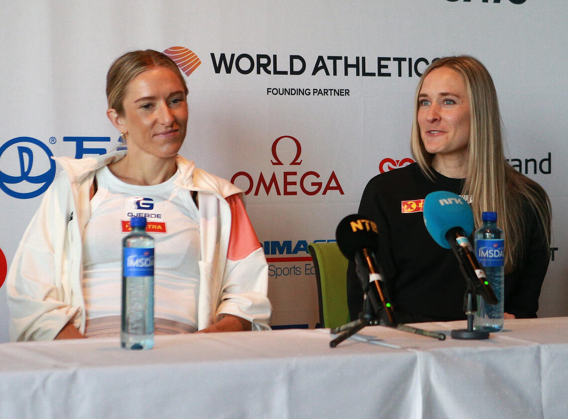 Pressekonferansen: Karoline Bjerkeli Grøvdal og Hedda Hynne er Norges deltakere på 3000 m og i damenes drømme-mile. (Foto: Kjell Vigestad)