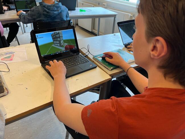 Elev teiknar ved hjelp av Minecraft