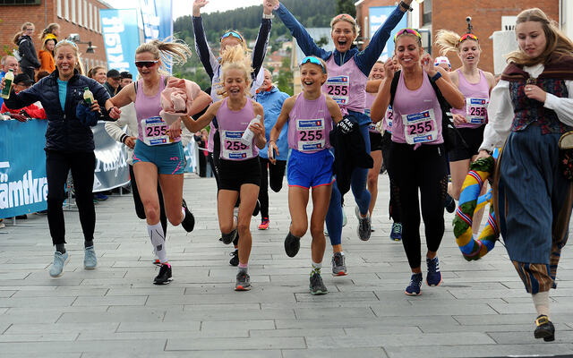 Byåsen jubler for seieren i 2019-utgaven av St Olavsloppet. (Foto: Arne Brunes)