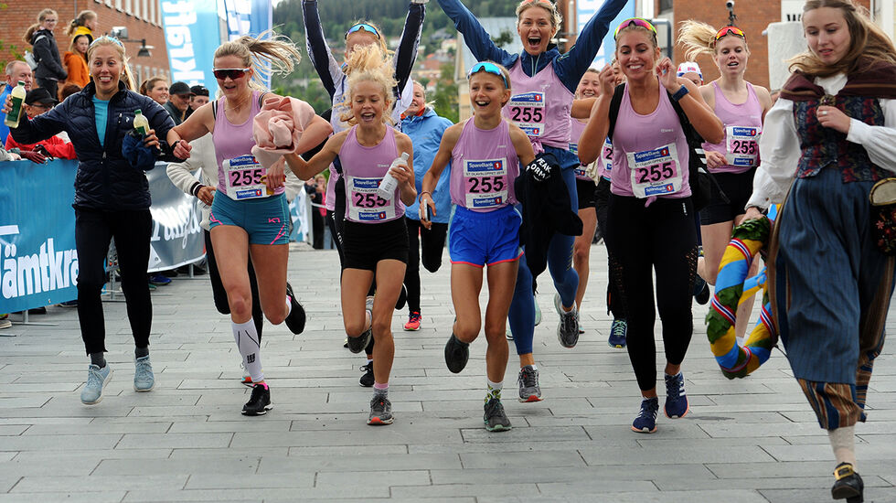 Byåsen jubler for seieren i 2019-utgaven av St Olavsloppet. (Foto: Arne Brunes) 