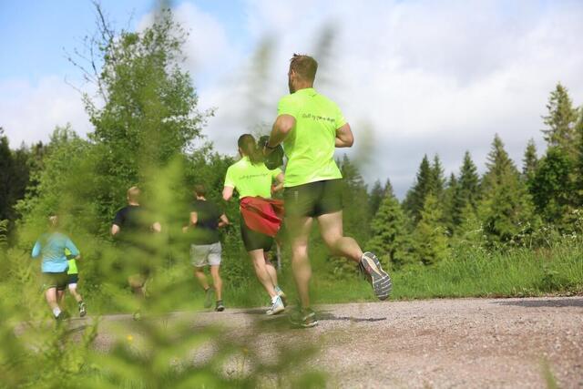 Løperne kan håpe på at noen svalende skyer vil dukke opp. Jakken er det nok like greit å legge igjen i startområdet. (Foto: Tom-Arild Hansen)
